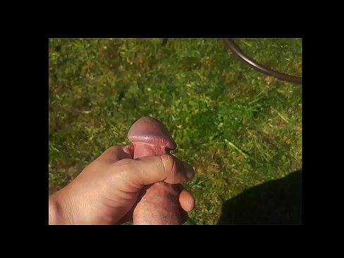 ❤️ Vroča lepotica dobi svojo rožnato pičko, ki jo jebe, in se zraven cmeri s curkom na poletnem vrtu ❤️❌ Porno na sl.redpornpictures.ru ❌️